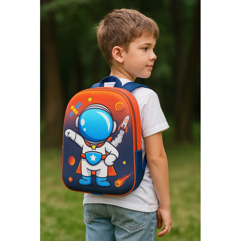 Mochila Escolar ou Passeio, em lona reforçada tema Astronauta SPACE 3D. Dimensões: 35cm altura x 25cm largura x 13cm