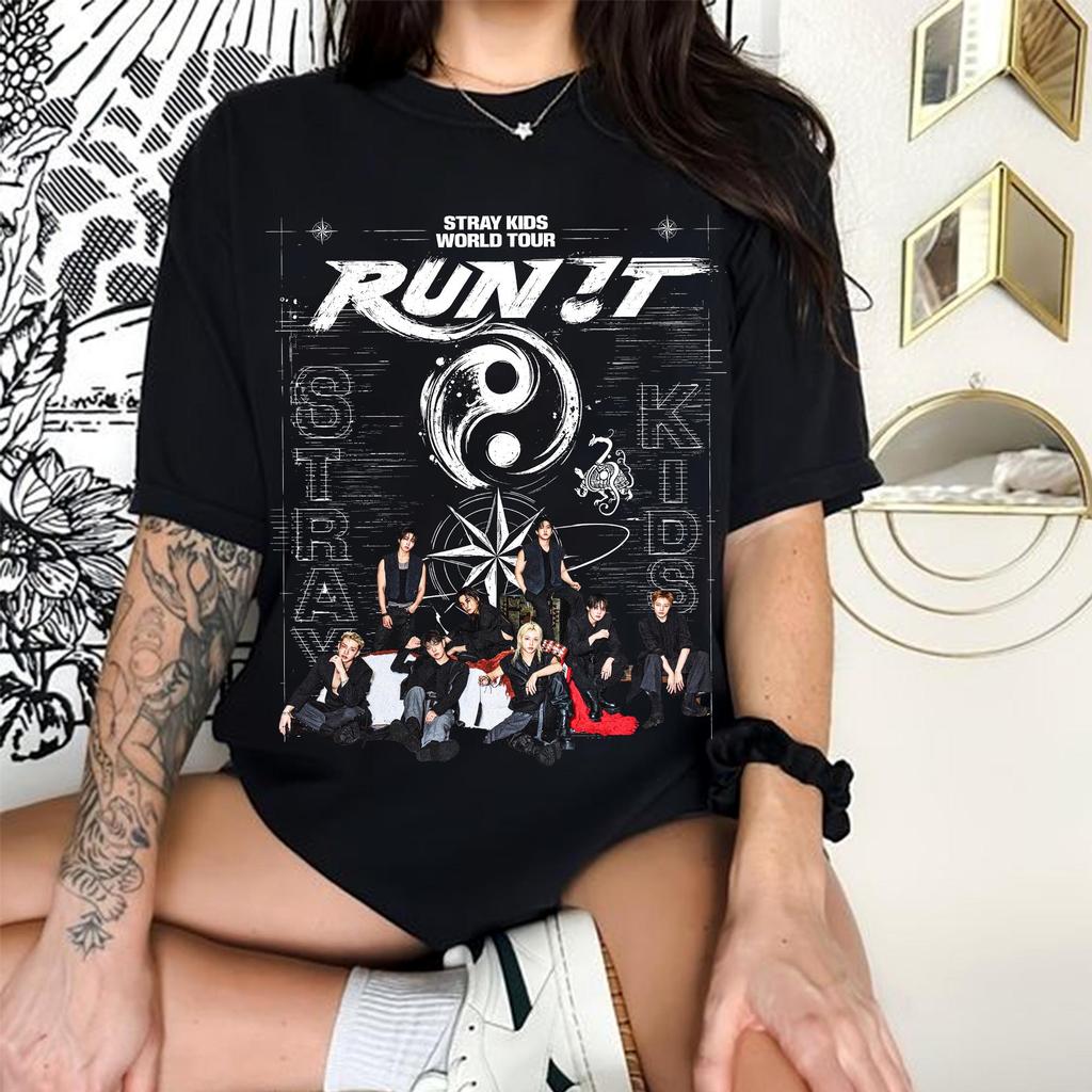 Camiseta Stray Kids Run It World Tour Grupo Kpop Arte Tour T-shirt Blusa Unissex PopCultura Algodão Premium