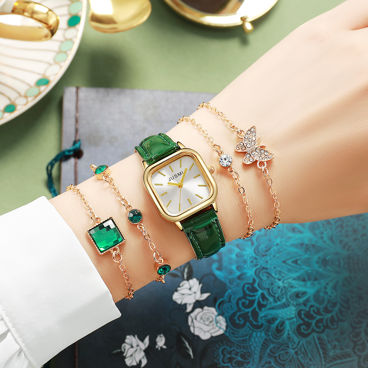 Relógio de Quartzo Minimalista Feminino em Caixa Quadrada Dourada com Pulseira de Couro Verde/Castanho para Moda Urbana