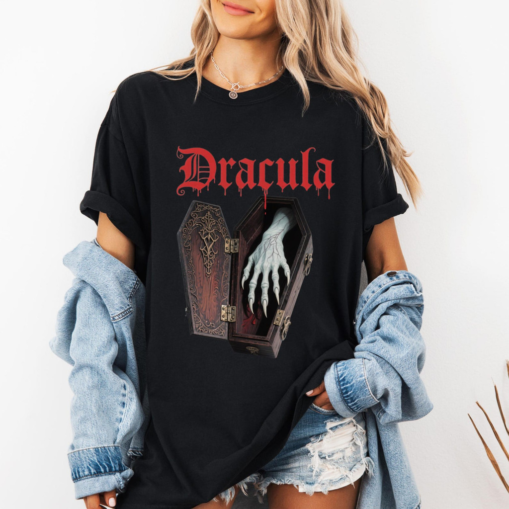 Camiseta Preta Unisex Design com Mãos Fantasmagóricas e Caixa do Vampiro Textos 