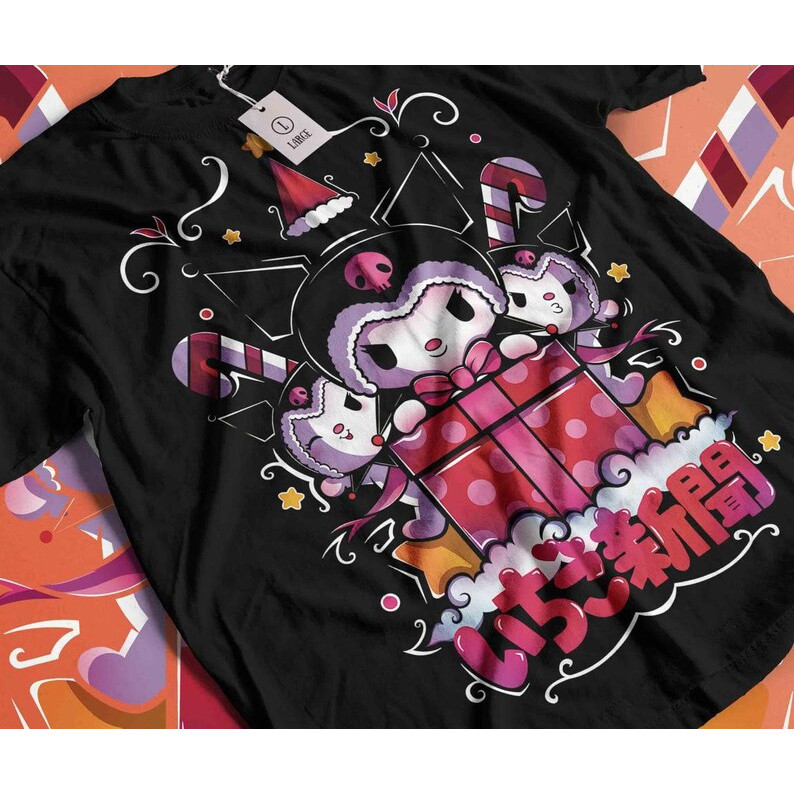 Camiseta Preta Unisex Design com Personagens Animados e Caixas de Presente Textos 