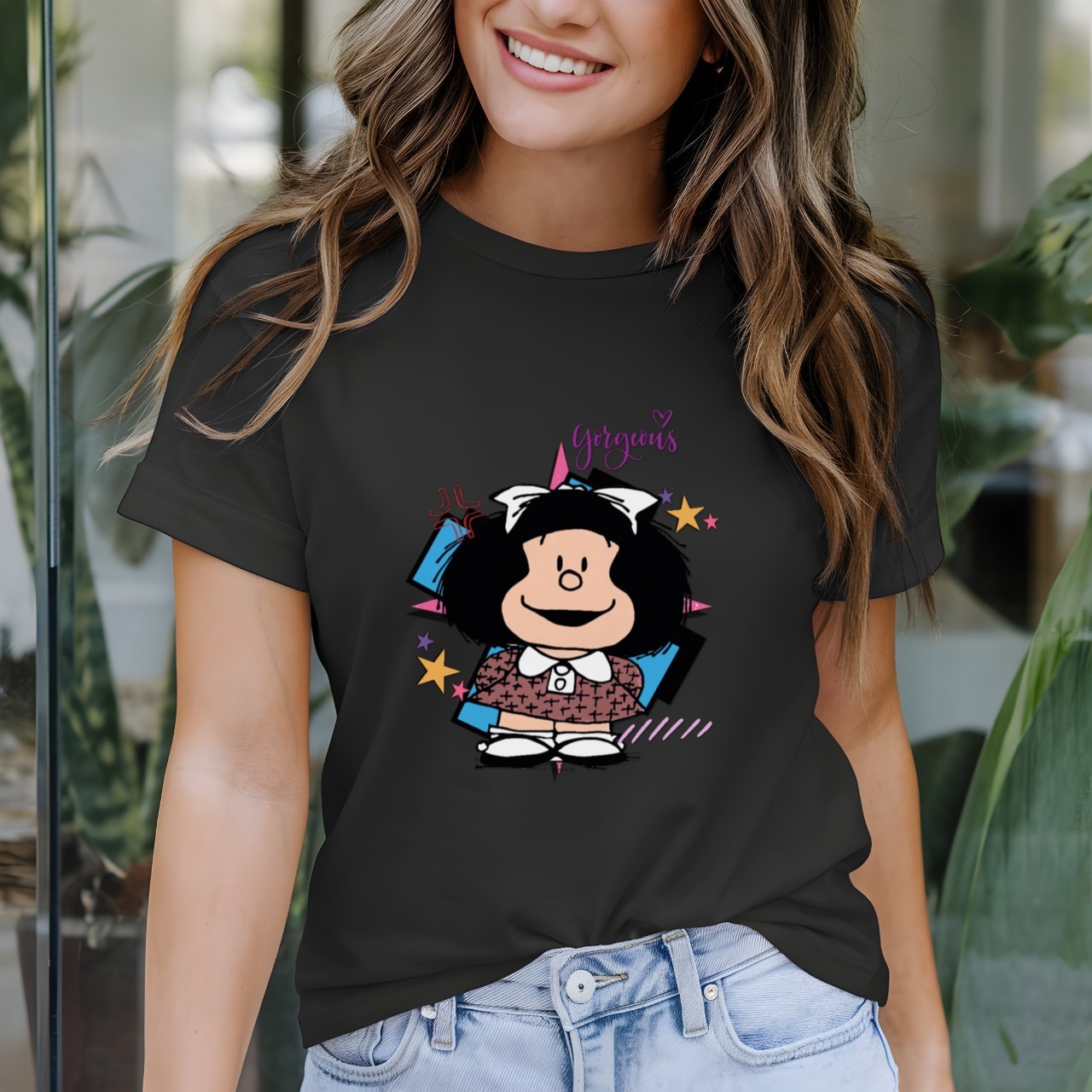 T-shirt Feminina Mafalda Sorrindo Com Laço Branco E Estrelas Coloridas