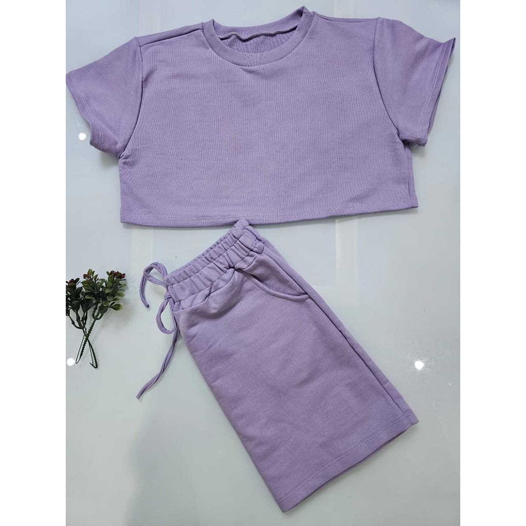 Conjunto Saia Gringa mais blusinha modelo cropped manga curta tendencia e estilo.