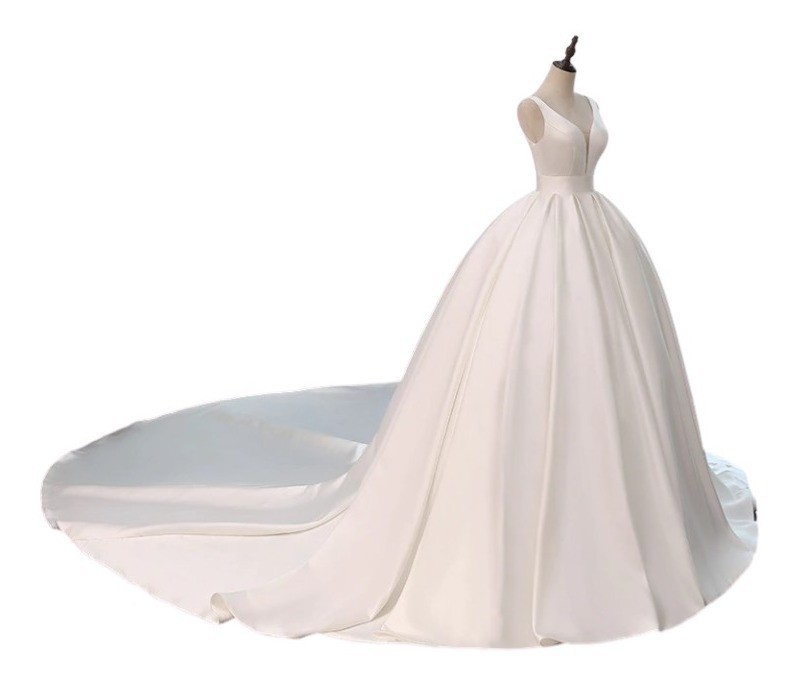 Vestido de noiva luxo modelo Helena decote profundo saia princesa com cauda longa mais Anagua de armação