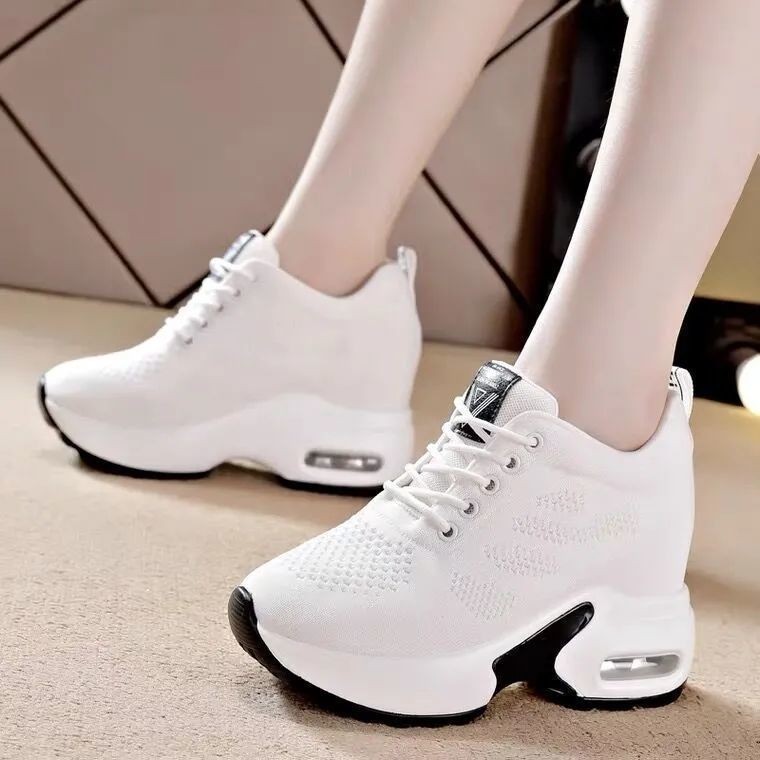 Sapatos brancos de aumento interno femininos 2023 novo estilo sapatos de malha voadora malha de comércio exterior respir
