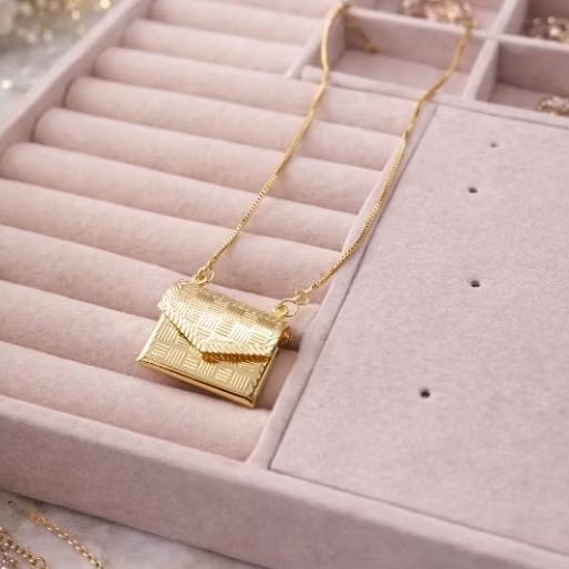 Colar Relicário Porta-Foto Bolsa Dourada – Pingente Estilo Carteira com Foto