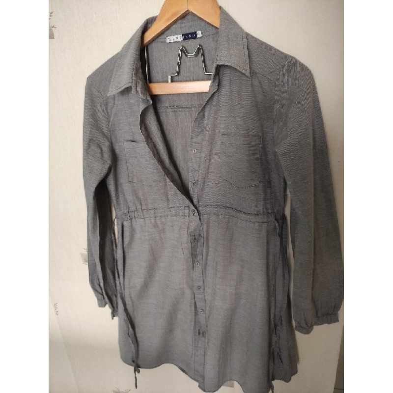 MARFINNO VESTIDO TAM 40 45,00ALGODÃO/ CINZA
COM CORDONES AJUSTE
OMBRO 42CM
ALTURA 94CM
LARGURA 50CM
ALTURA MANGA 64CM