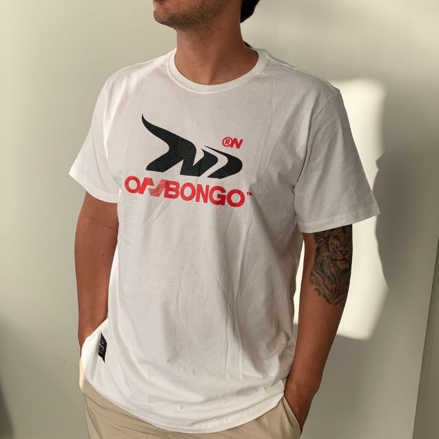 Camiseta Onbongo Masculina Branca Estampada Algodão Premium, Estilo Surfwear, Logo Frontal, Conforto Máximo, Tendência
