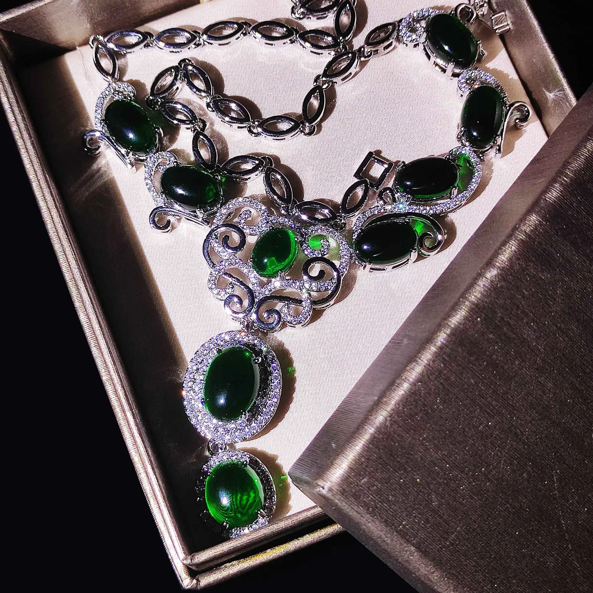 Luxury Silver Color Simulated Emerald Necklace Female Green Stone High Carbon Drill Necklaces Neck Chain Beautiful Party Jewelry