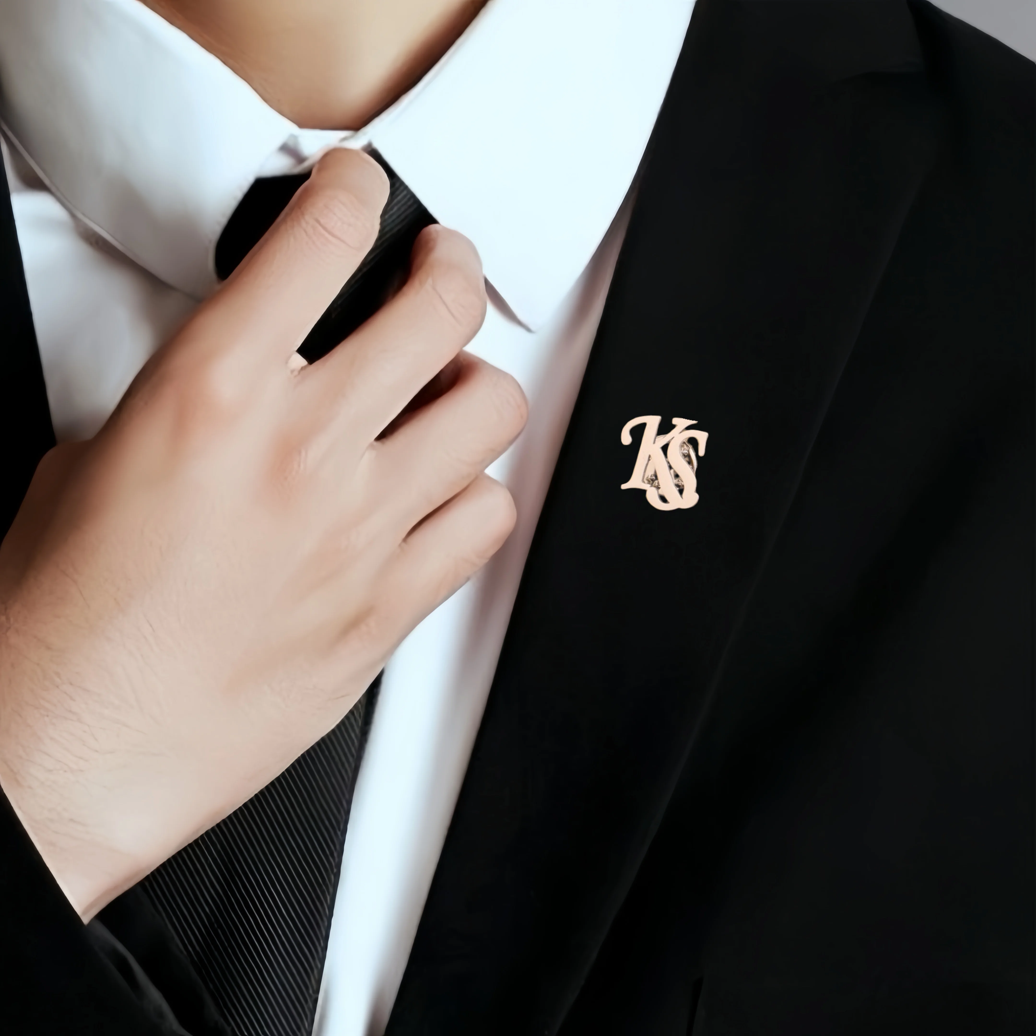Personalized Initials Jacket Lapel Pin Unique Letter Men's Stainless Steel Custom Logo Label Brooch Wedding Best Man Jewelry