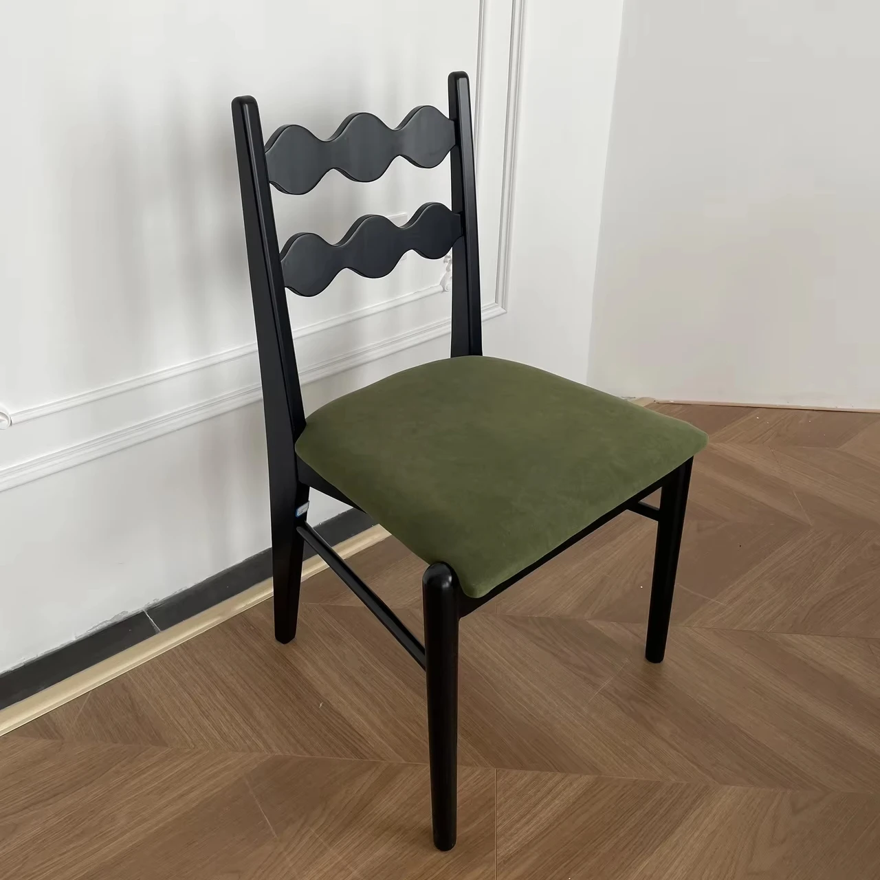 Midcentury Medieval Style Solid Oak Dining Chair Armrest Simple Makeup Stool for Home Leisure Small Family Dining Table Hotel