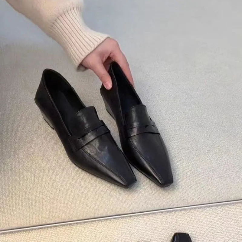 Versatile pointed-toe Shoes, square-toe slip-on low-heel shoes, elegant temperament,  small leather shoes