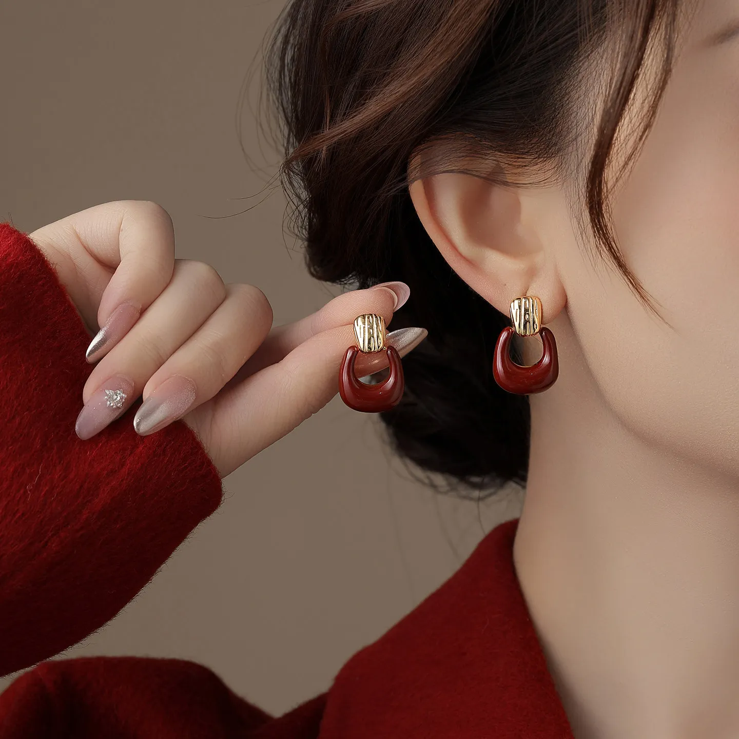 High-end Fashion Retro Ankara Red Circle Temperament Simple Light Luxury Versatile Design Sense Women's Earrings Luxury Jewelry