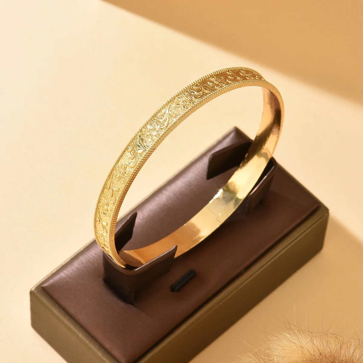 Golden Bride Hand Accessory with Carved Pattern Elegant Fine Decoration for Both Men And Women Wedding Party Wrist Flower