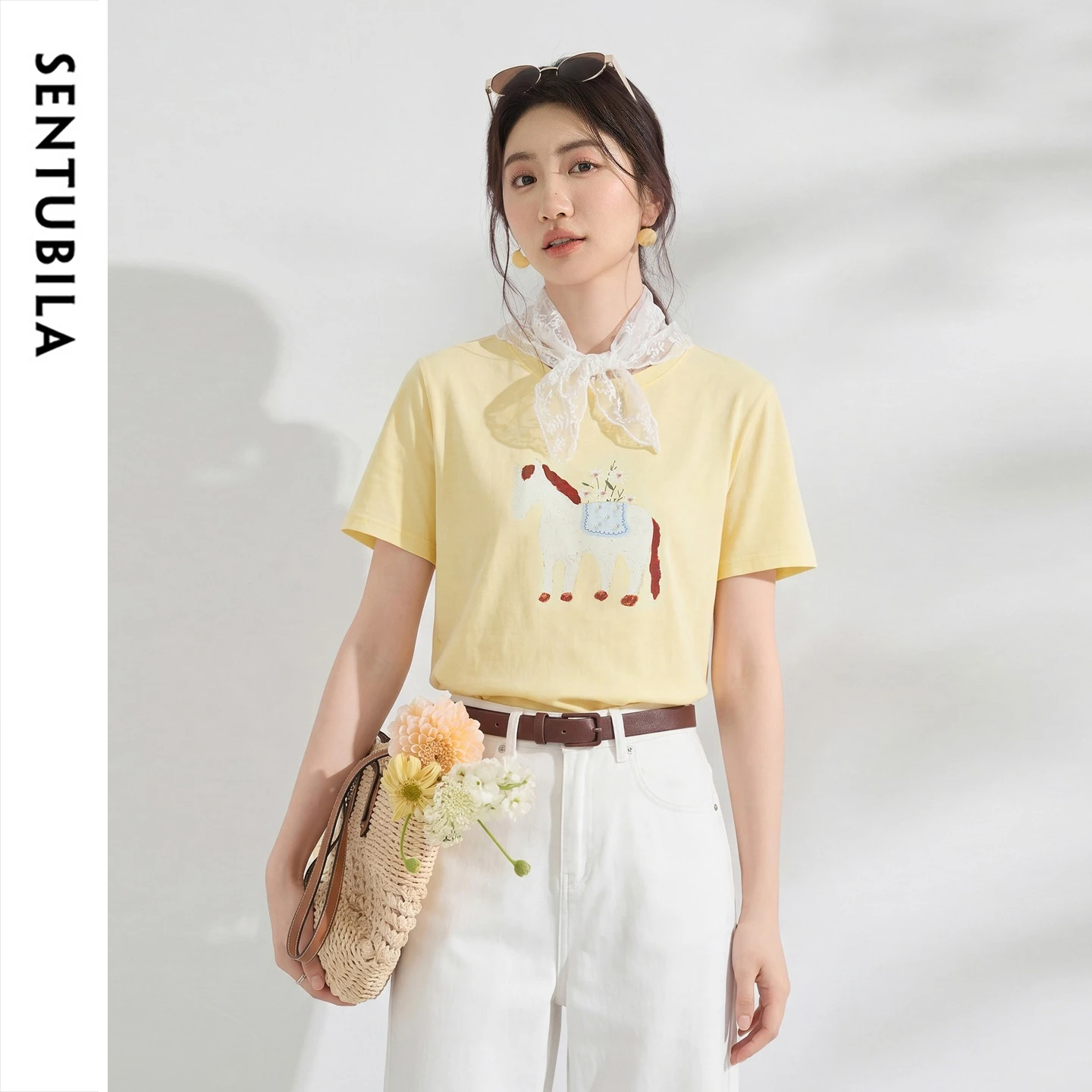 SENTUBILA Women Summer Printed T-shirt 2026 Ladies Yellow Knitted Top Cotton Bead Graphic Tee Shirt with Lace Scarf 162TE6399