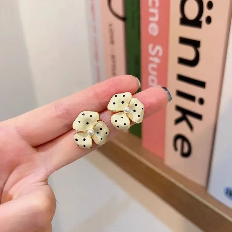 Sweet White Enamel Spot Flower Earrings For Women Lady Elegant Pearl Petal Plant Earrings Charming Banquet Wedding Jewelry Gifts