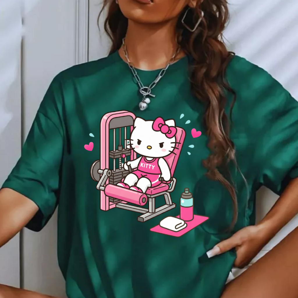 Camiseta Estampada Hello Kitty Fitness Cadeira Extensora Flexora para Treino Academia Treino de Perna em Algodão