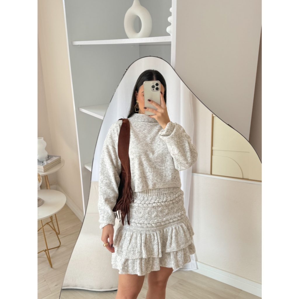 Conjunto de Mousse com Mini Saia Rodada Detalhada e Trançada Blusa Lisa