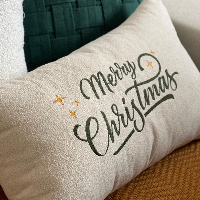 Capa de Almofada Merry Christmass Off com Bordado Verde Retangular 30x50