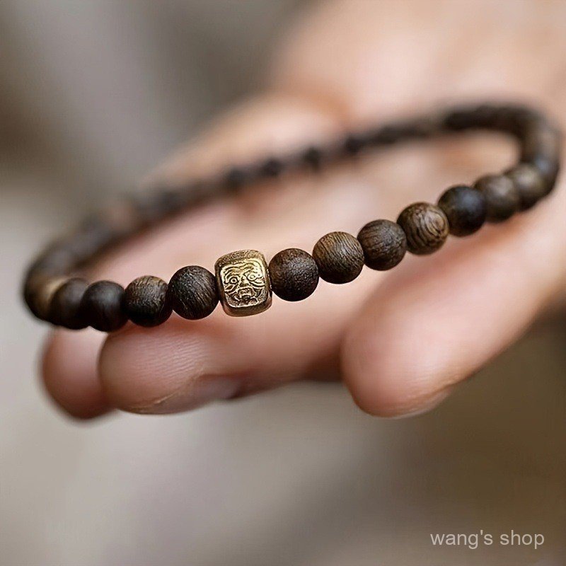 Uma pulseira de contas de imitação de agarwood em estilo boêmio vintage, adequada para uso diário e férias.