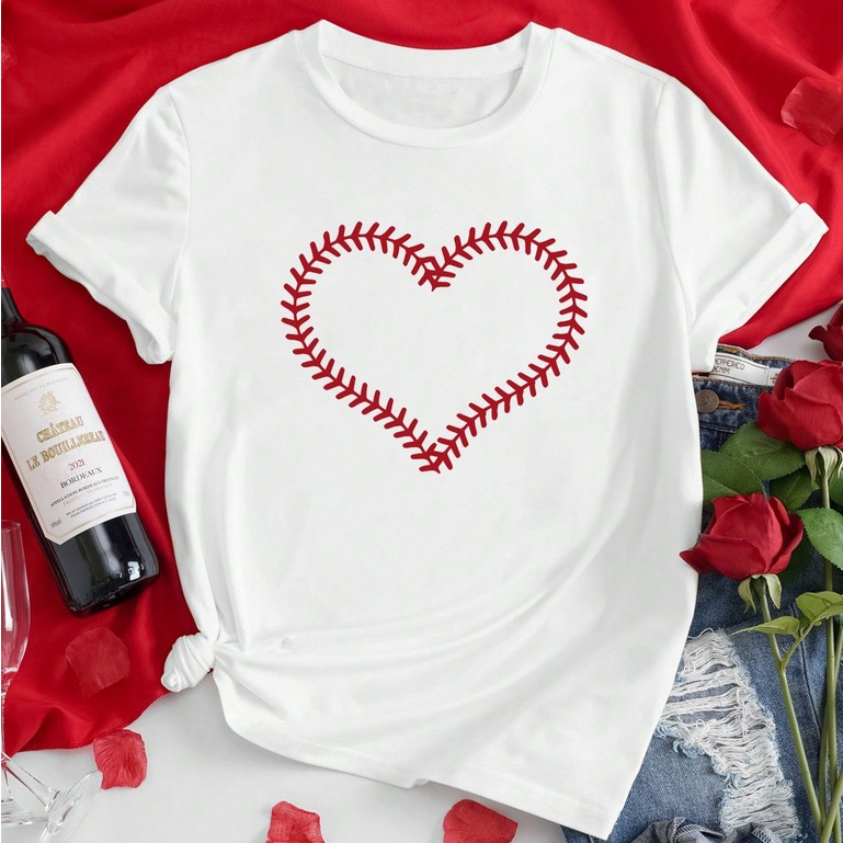 Camiseta Estampada Coração de Manga Curta Desenho Simples Gola Redonda Modelo Solto Feminina Presente Dia dos Namorados