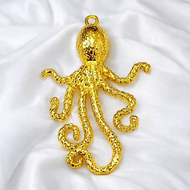Pingente Polvo Marinho Dourado em Metal – Estilo Náutico / Ocean Jewelry