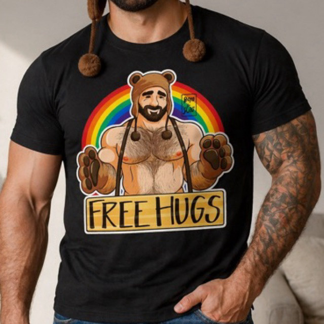 Camiseta Masculina ADAM LIKES HUGS Free Hugs Bear Pride 🐻🌈 Algodão Premium Estampa Divertida LGBT PP ao GG