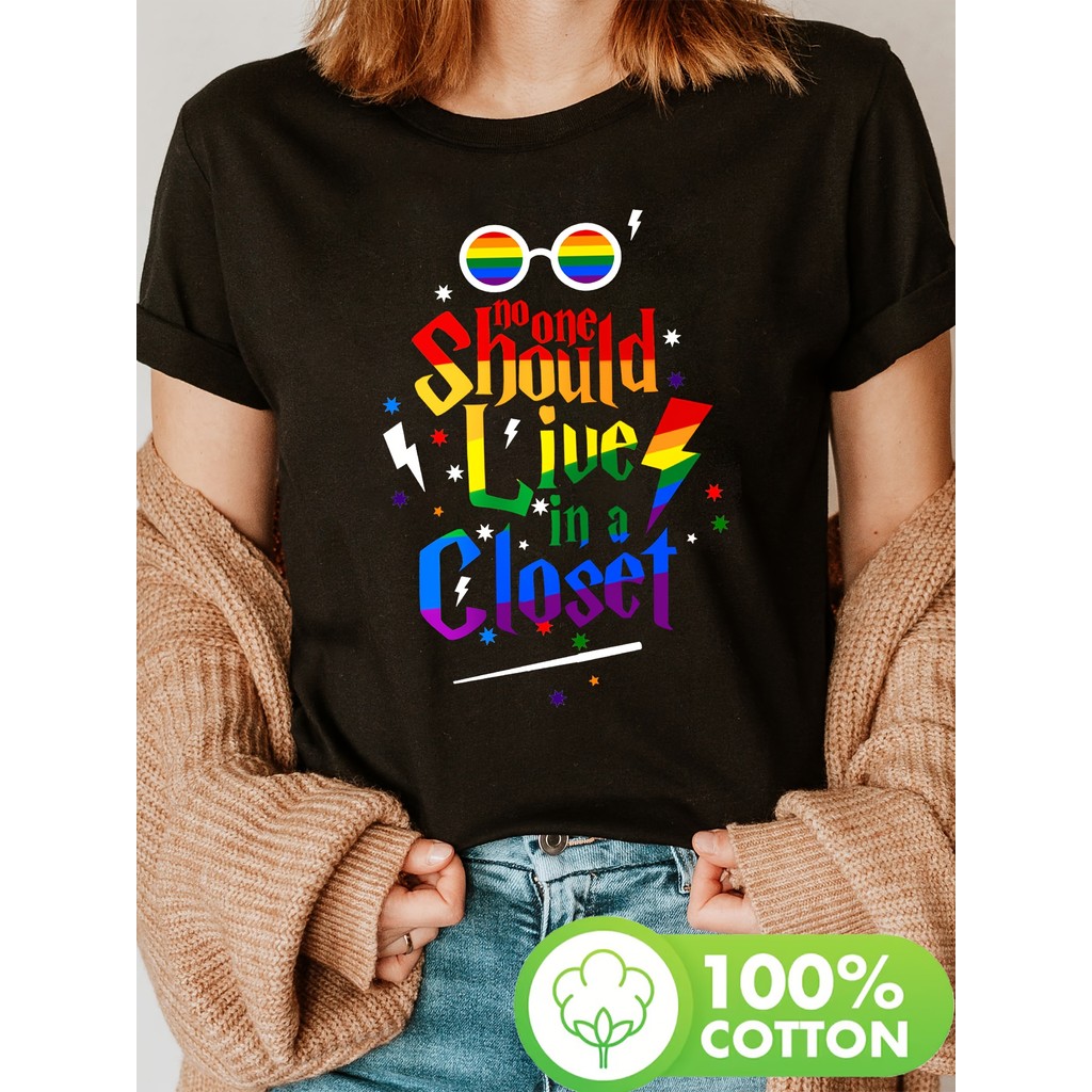 Camiseta Feminina LGBTQ+ Pride Should Live in a Closet Slogan Expressiva Estilosa Confortável Atemporal Casual