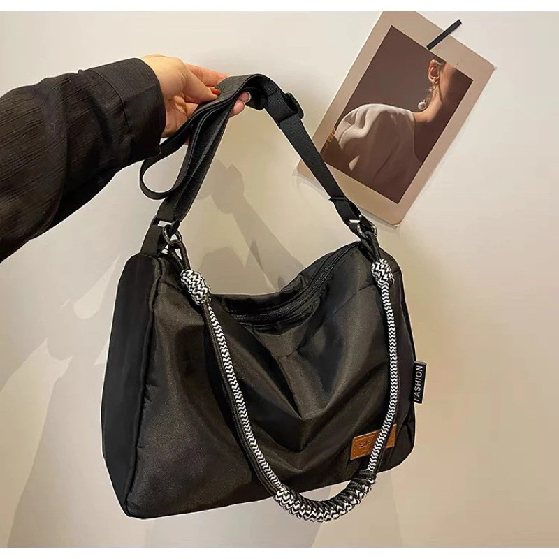 Bolsa Feminina Preta de Nylon com Alça de Corda Trançada Grande Leve e Estilosa
