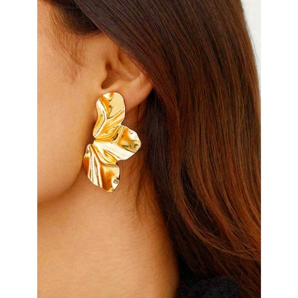 Classic and elegant European modern trend women's earrings. High-quality fashionable earrings suitable for daily wear.