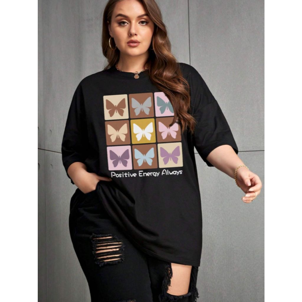 Camiseta Plus Size Estampada Frase Positive Energy Aways Silk Borboletas Coloridas Blusa Oversized