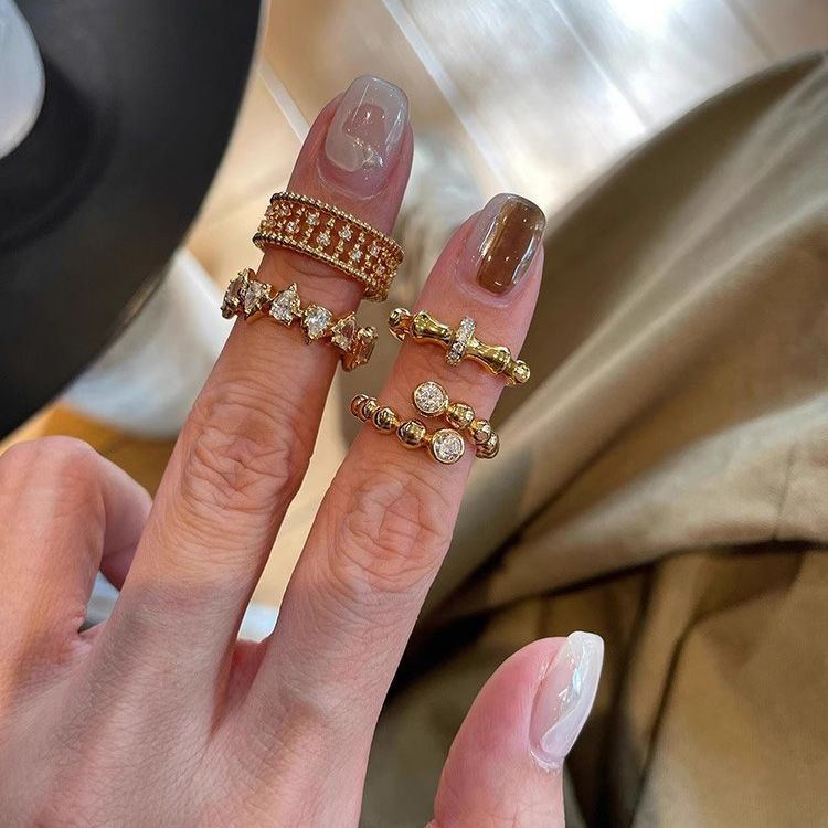 Anel vintage de renda dourada para mulheres, cheio de diamantes, brilhante e elegante, versátil, de luxo leve e sofistic