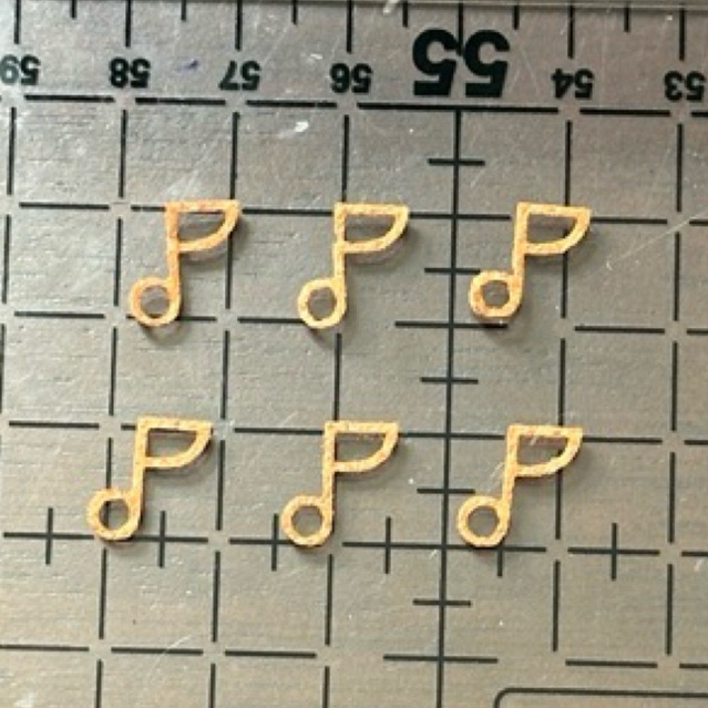 Notas musicais (Colcheias) em feltro 1,1cm – Kit com 6 unidades bege