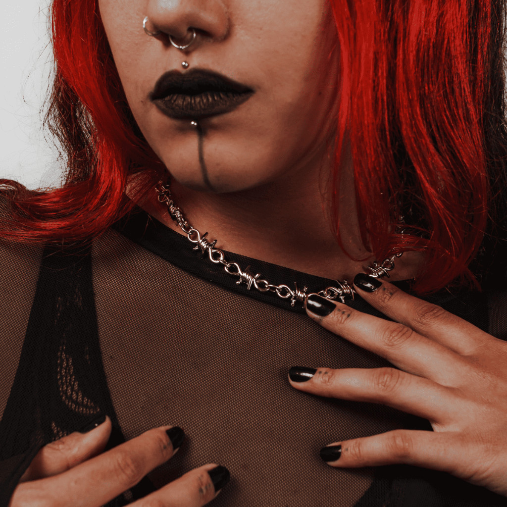 Colar Gótico Punk Prateado com Design Minimalista de Arame Farpado Off