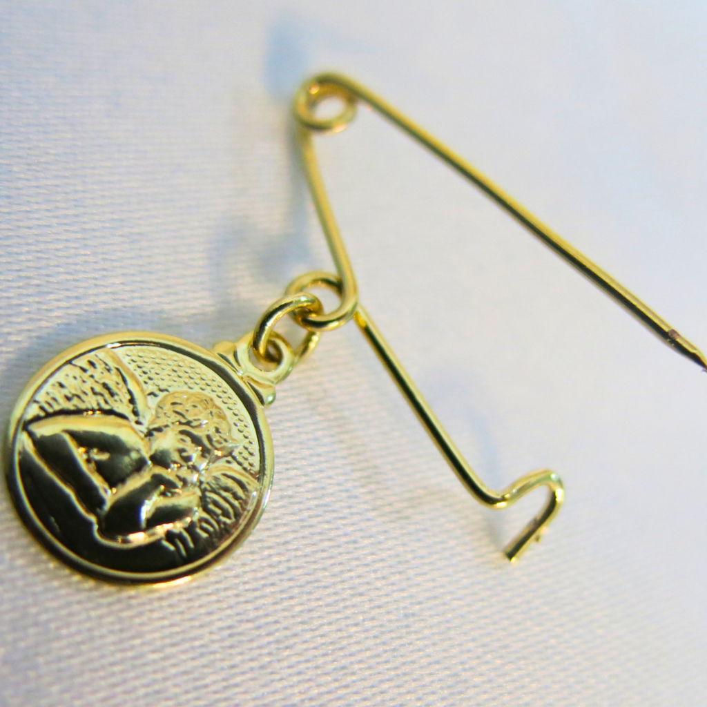 Broche alfinete abre fecha Anjo Da Guarda folheado ouro 18k