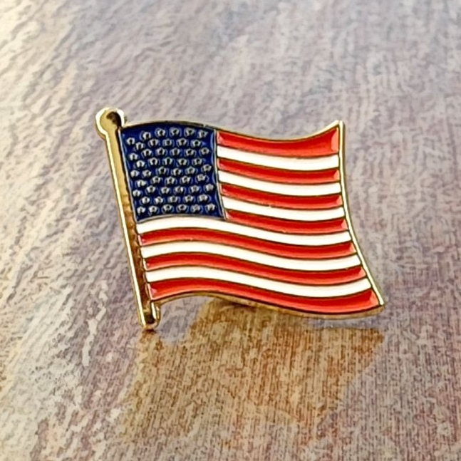 Broche USA Bandeira Oficial Estados Unidos Aço Banhado a Ouro