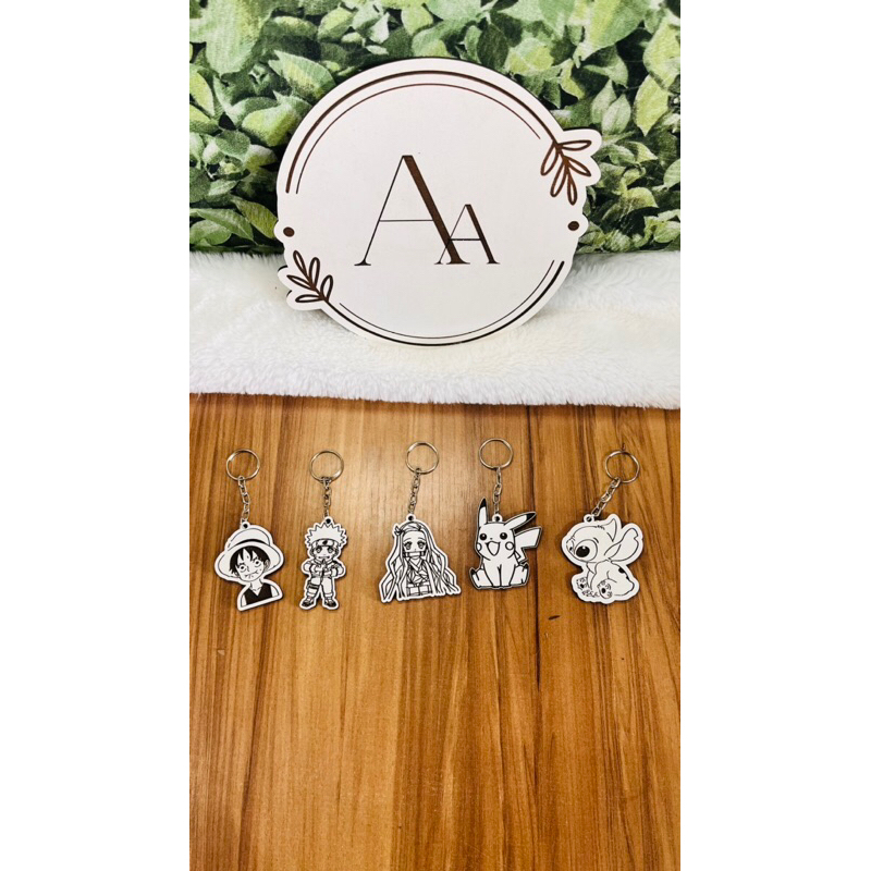Chaveiro animes e desenhos em MDF com gravação de uma música tema atrás . Naruto, One piece Luffy, Demon Slayer Nezuko, Pikachu, Stitch.
