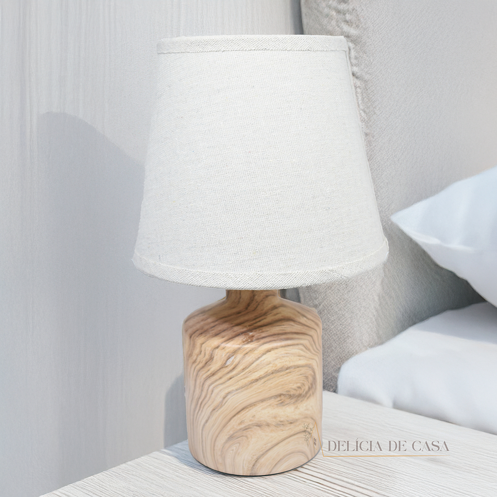 Abajur Decorativo de Mesa e Cabeceira 110V/220V com Base Amadeirada e Cúpula Bege – 16x28 cm