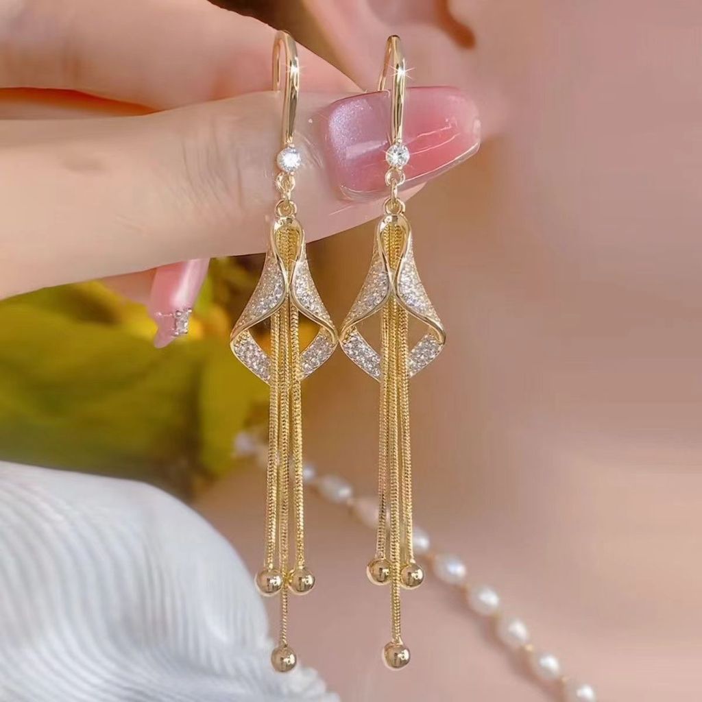 Elegantes brincos de orelhas para mulheres luxuosos e luxuosos design de orelhas para festas.