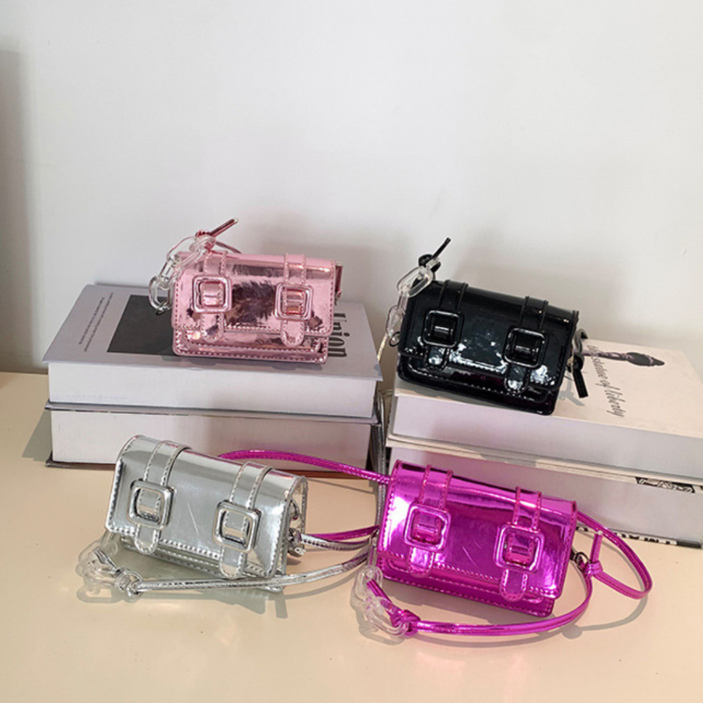 Bolsa Feminina Mini Bag Tiracolo Lisa Metalizada Com Detalhe Transparente Na Alça Seraphine