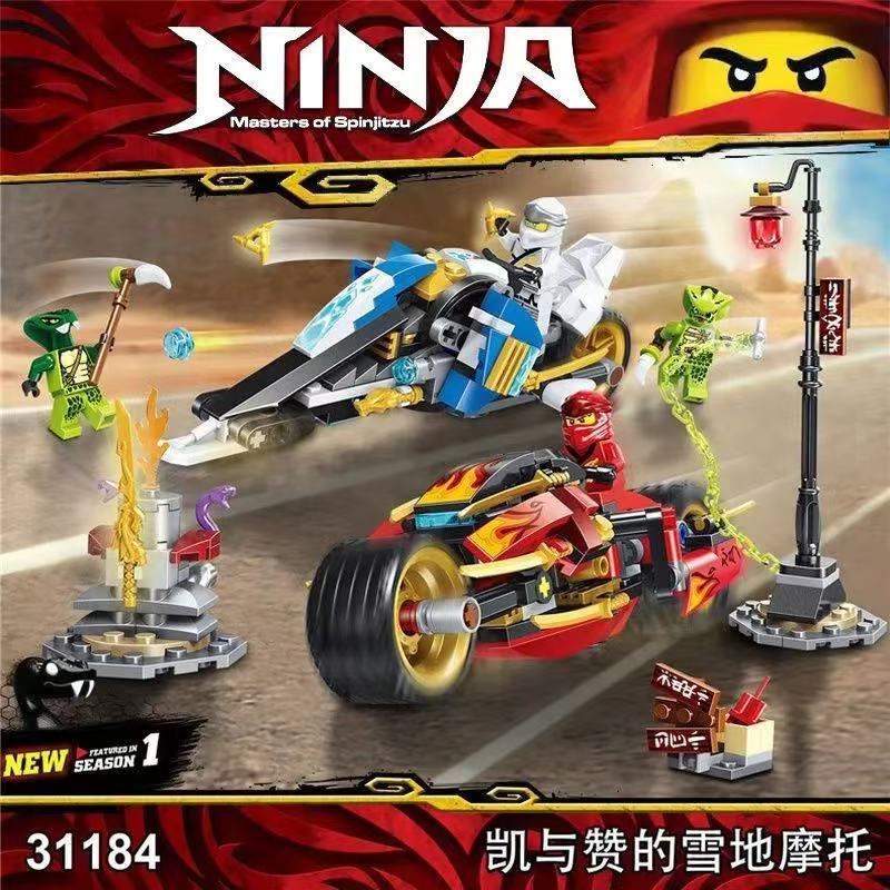 300 peças de Lego, adequadas para que as crianças montem por conta própria o modelo Ninja Kai Ghost e Snowmobile, adequa