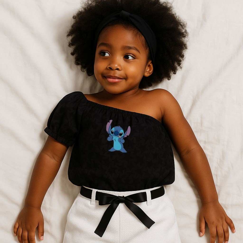 Conjunto Blusa Infantil de um Ombro só Preto Com Estampa do Stitch Dando Língua e Shorts Branco