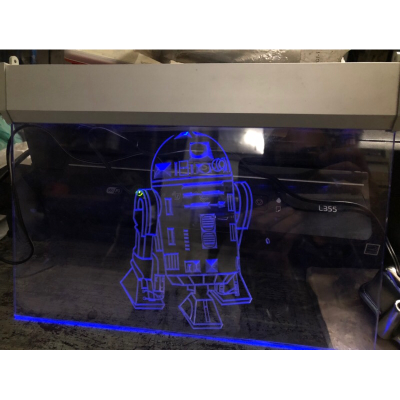QUADRO BANNER DECORATIVO R2D2 star wars COM TOM AZUL DE LED    ELE É DE PENDURAR COMO SE FOSSE UM PÊNDULO ,  Não tenho ALÇA DE PENDURAR   USADO    FUNCIONANDO