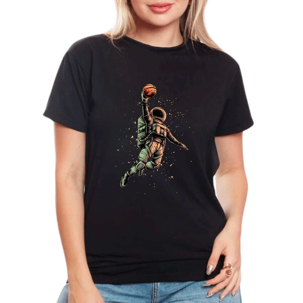Camiseta Tumblr Feminina Estilo Astronauta Jogando Basquete - LANÇAMENTO ESPECIAL