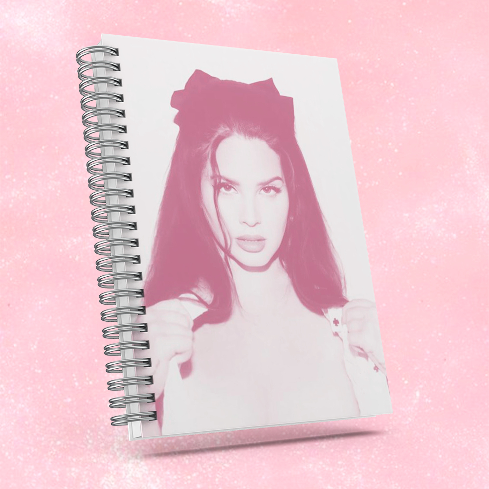Caderno Lana Del Rey com brinde especial - Capa dura, alta qualidade de impressão e resolução.