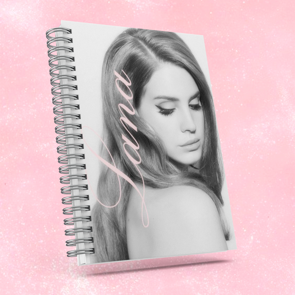 Caderno Lana Del Rey com brinde especial - Capa dura, alta qualidade de impressão.