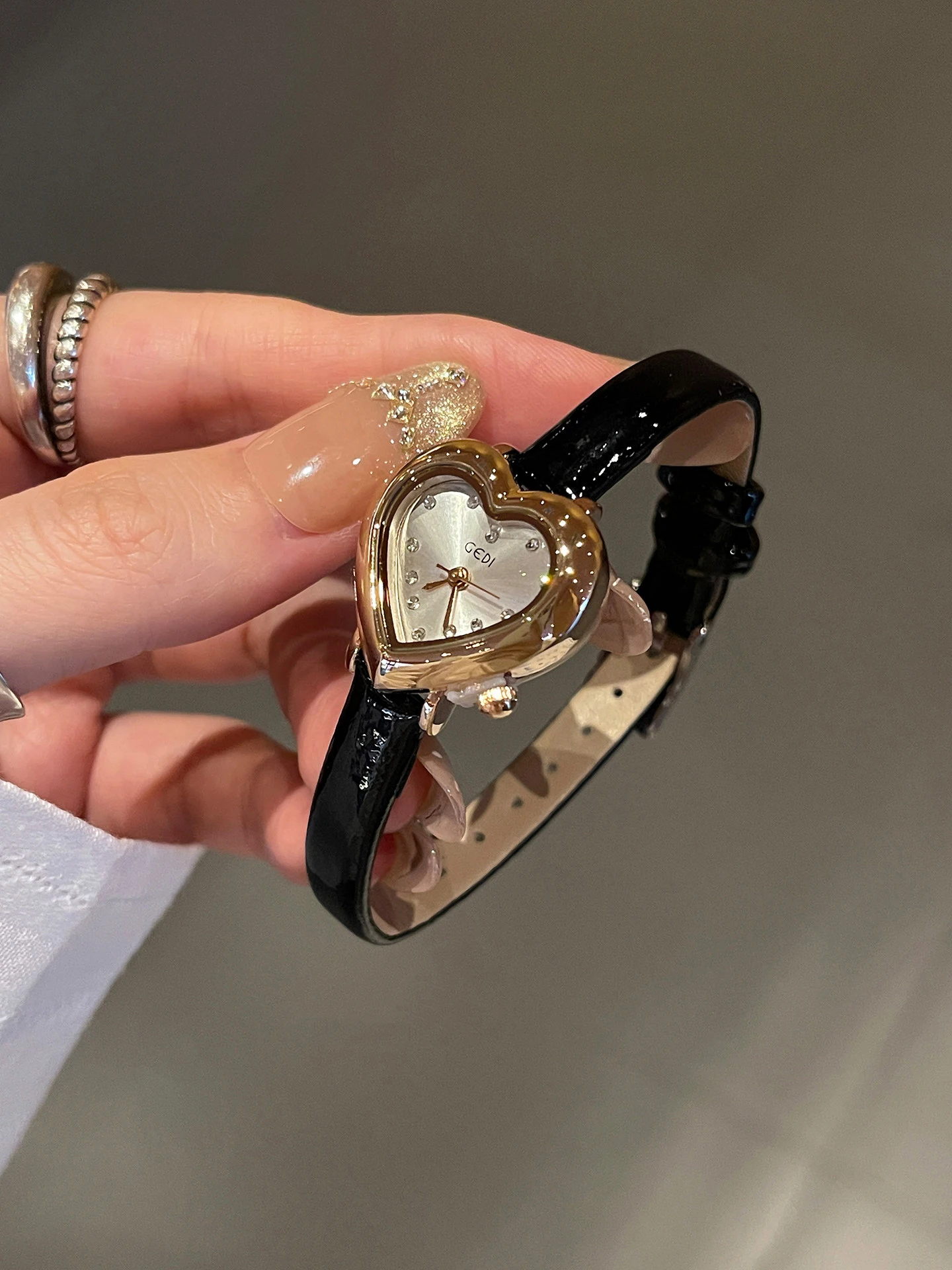 Light Luxury Compact Watch for Women Fashionable Ladies' Wristwatch Heart-Shaped Dial Leather Strap Waterproof Quartz Watch Gift