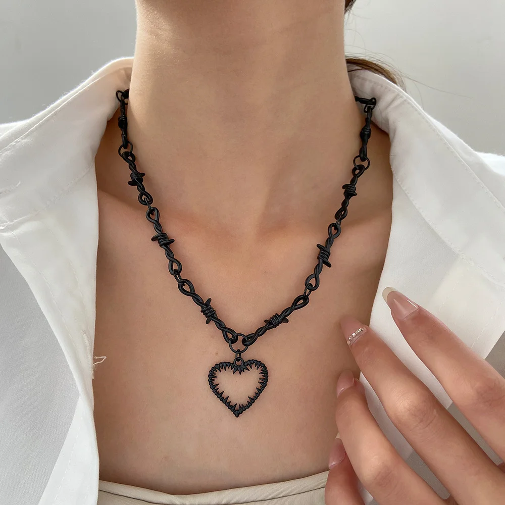 Punk Heart Pendant Necklace for Couple Vintage Hip Hop Metal Adjustable Thorns Heart Charms Chain Women Men Jewelry Accessories