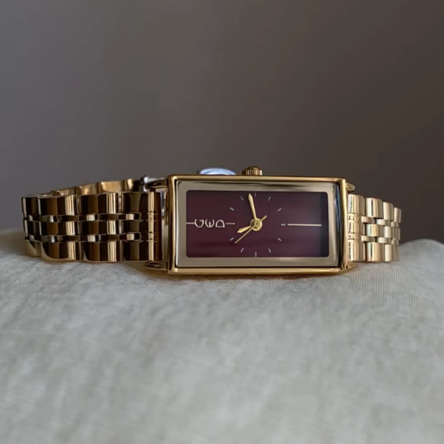 2025 new medieval gold luxury temperament red women's quartz watch workplace art design retro high sense