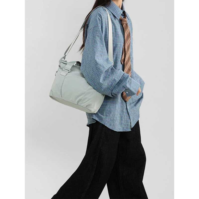 Large capacity nylon cloth shoulder bag for women, suitable for moms to go to work, shopping, simple and light crossbody bag